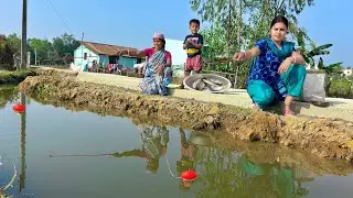 Unique hook Fishing Video🎣🎣|| Two village fisharman fishing in road side canal with hook #fishing