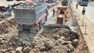 推土机在路面扩展的两车道内进行推土作业，过程非常的丝滑解压！ #作品同步头条赢激励 #推土机 #土石方工程 #卡车 #第一视角