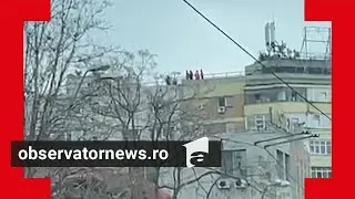 Bărbat mort, legat la mâini şi picioare, pe acoperişul unui bloc din Vitan