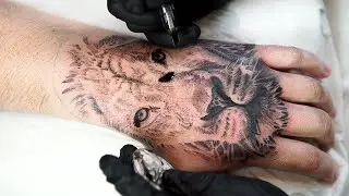TATUAGEM DE LEAO NA MAO