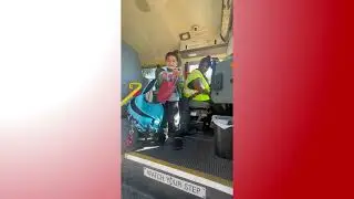 Водитель автобуса награждает ребёнка подарками - 1759353