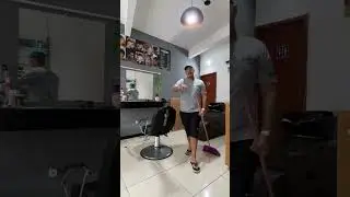 Ele tava bravo q o cabelo do cliente tava malhando k