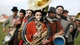 Kumpania Algazarra - Oh Cidade.wmv