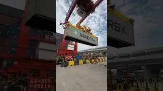 How does the gantry crane rotate the container in one direction?