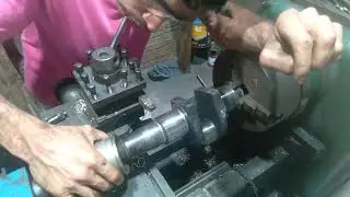 Retificando o virabrequim no torno mec&acirc;nico