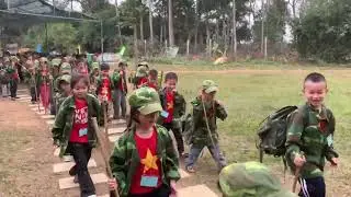 Diệu Anh đi trải nghiệm ở Bảo Tàng Quân Sự Việt Nam cùng các bạn lớp 1A