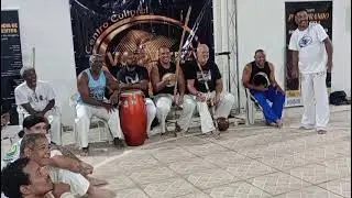 Papoeirando na roda, bati papo entre mestres e alunos.
