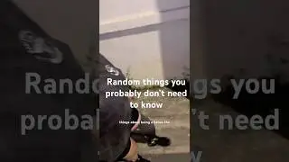 Человек с ампутированной ниже колена ходит домой в Таиланде с протезом ноги.