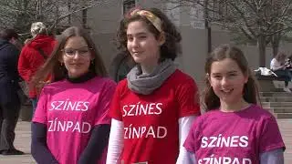 Saj&aacute;t k&ouml;ltem&eacute;nyeiket adt&aacute;k elő a gyerekek - Versel&eacute;s P&eacute;csett a k&ouml;lt&eacute;szet napj&aacute;n