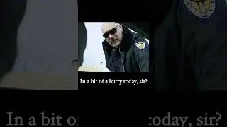 Полицейский-сумасшедший против ведущего обучающего видео