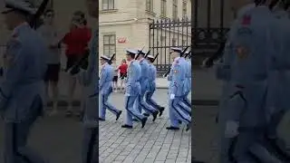 Wachwechsel auf der Prager Burg