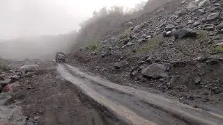 Truk muatan dengan turunan extreme jalur tambang 