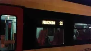 Pociąg SKMWA 35WE wjazd na stację Piast&oacute;w