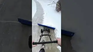 Это самый простой способ убрать снег, не поднимая его? 🤔🧤