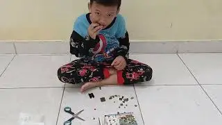 Saya merakit Lego tiruan tank