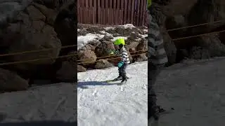 One ski hockey stop by a 4 year old
