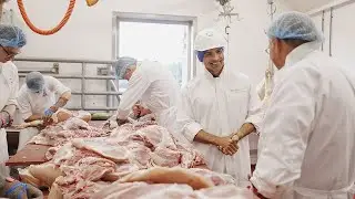Toezichthoudend dierenarts OLAF van de NVWA op bezoek bij ambachtelijke slager en -slachter