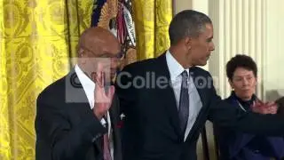 MEDAL OF FREEDOM ERNIE BANKS RECEIVES AWARD