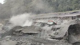 LIVE !!! PENYUDETAN ALIRAN LAHAR SEMERU GLADAK PERAK