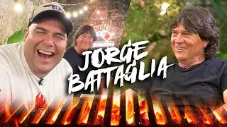 Jorge Battaglia, su agilidad ya no es la misma, pero su peinado sí.