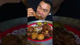 Eating pork feet with duck eggs is very delicious