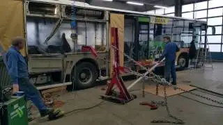 Omnibusreparatur - Richten der Seitenwand