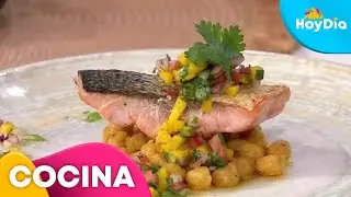 Cocina un delicioso salmón con pico de mango y garbanzos | Hoy Día | Telemundo