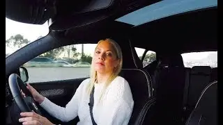 Джульетта водит Volvo XC40 T3 с механической коробкой передач.