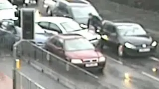 Joyrider ramt zich een weg door file