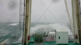 Тихий океан, шторм, волна 4-5 метров
