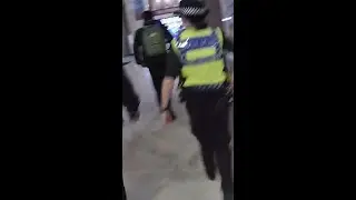 Watch the moment our officers pursue a violent robber through Victoria Underground Station 📺🚨