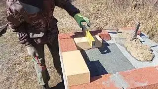 Выкладываем дно у мангала.