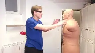 Warum Du zur Selbstverteidigung mit der offenen Hand schlagen solltest