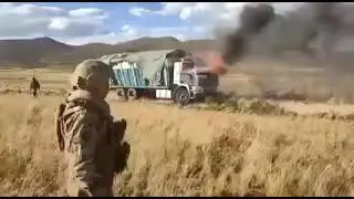 Militares de Bolivia incineran cami&oacute;n con mercader&iacute;a de contrabando
