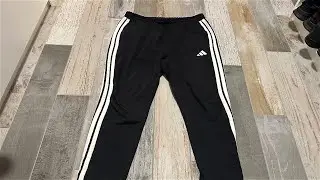 Обзор мужских черно-белых флисовых брюк Adidas Essentials с тремя полосками и открытым краем