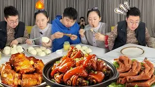 蠢哥哥嫌弃素包子吃饭时间玩手机，不料弟弟回家带回很多肉，妈妈和弟弟全部独吞最后还让哥哥洗碗
