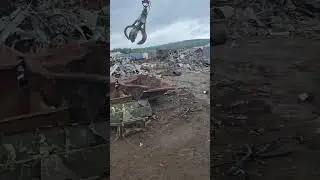 #fingerstyle #metalart #workplacecomedy #funnyreels #liebherr #ilovemyjob #recycling  #funnyreels