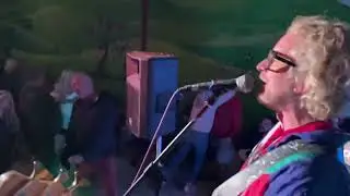 Amazing crowd reaction from Tucker's Grave Inn to Livin&rsquo; On A Prayer