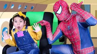 ✈️ &iexcl;Ellie toma el avi&oacute;n equivocado y viaja con superh&eacute;roes! 🦸&zwj;♂️😂
