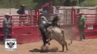 Kinder-Rodeo - Kinder reiten auf Schafen & STIEREN | Bullenreiten