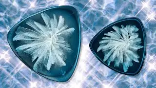 #189 Weisse Blumen mit blauem Hintergrund 💙 White resin flowers on blue background 💙