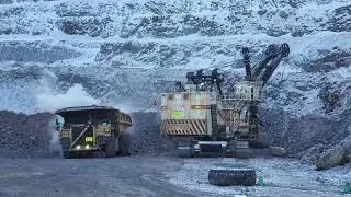 797F caterpilar truck (400 tons) loading at -57 degres Celsius