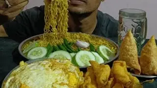 ASMR SPICY NOODLES, EGGS AMULET AND   CHILLI PAKORA MUGBAN SINGRA SALAD 🥗
