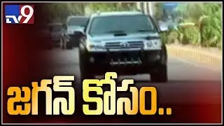 YS Jagan reaches Hyderabad and on his way to meet Governor - TV9