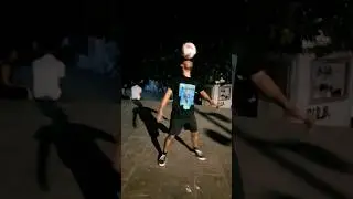 How many head roll comments guy's football freestyles trick #foryou #vairlshots #dfrdpk #foryou #fyp