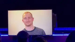 Doctor with VR glasses, Flanders Technology and Innovation on catwalk with audience of 500 doctors 