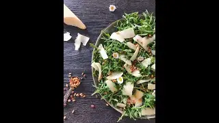 Rucolasalat med ristede pinjekerner & parmesanost