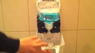 Ber&oslash;ringsfri skums&aelig;bedispenser