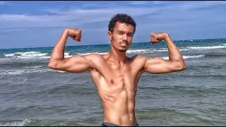 FELXING MUSCLE IN BEACH !!!