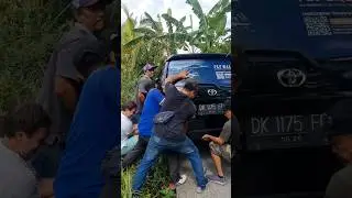 Подняли машину 10 рук #grab #bali #бали2024 #bali2024 #бали #путешествия #baliindonesia #подпишись
